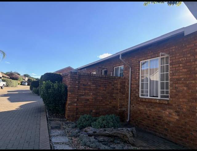 2 BEDROOM TOWNHOUSE FOR SALE IN AMBERFIELD HEIGHTS